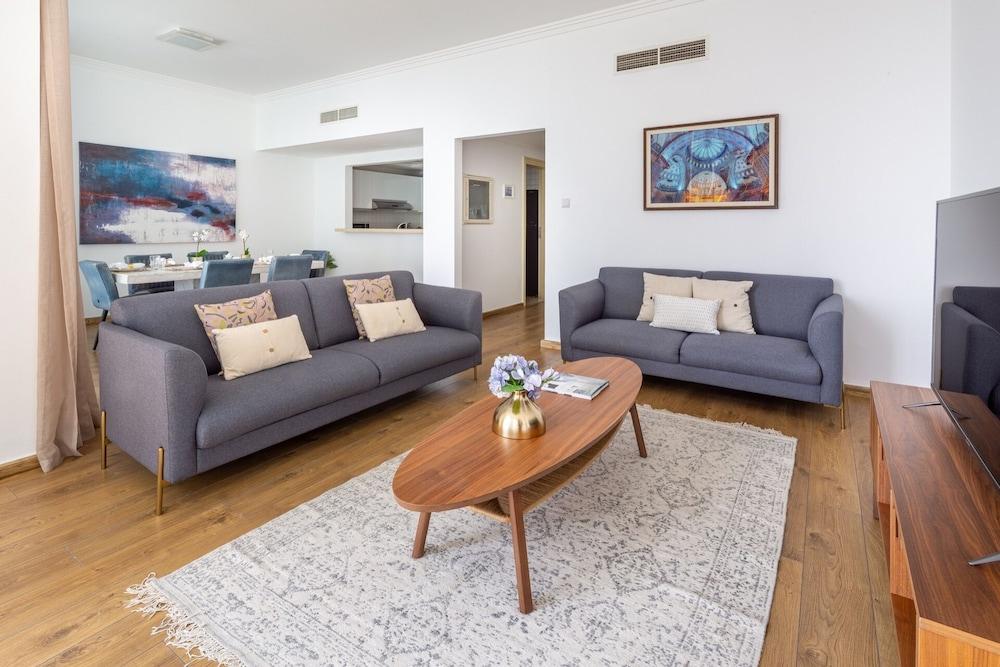 Grand 2BR w/ a Full Sea View & Direct Beach Access