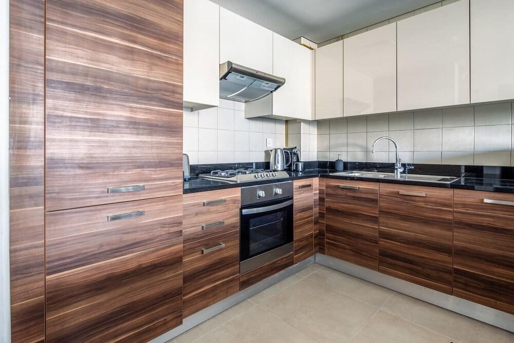 Modern & Classy 1BR Overlooking Marina!