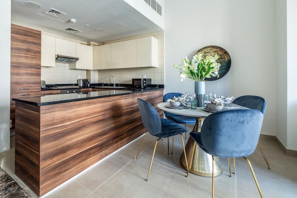 Modern & Classy 1BR Overlooking Marina!