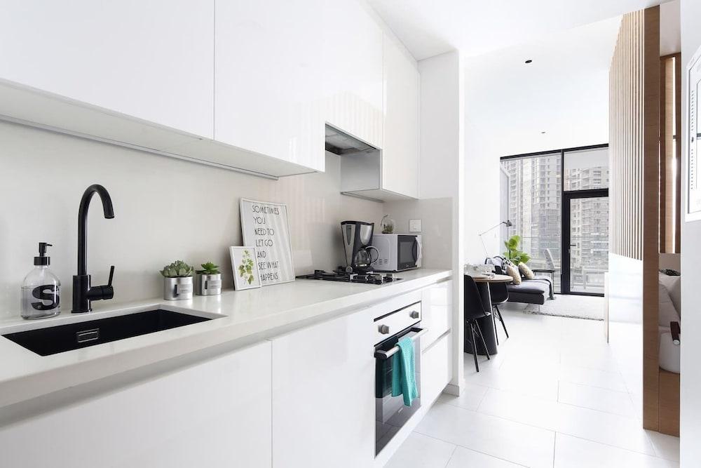 Modern & Adorable Studio w/ Spectacular Burj Khalifa Views!