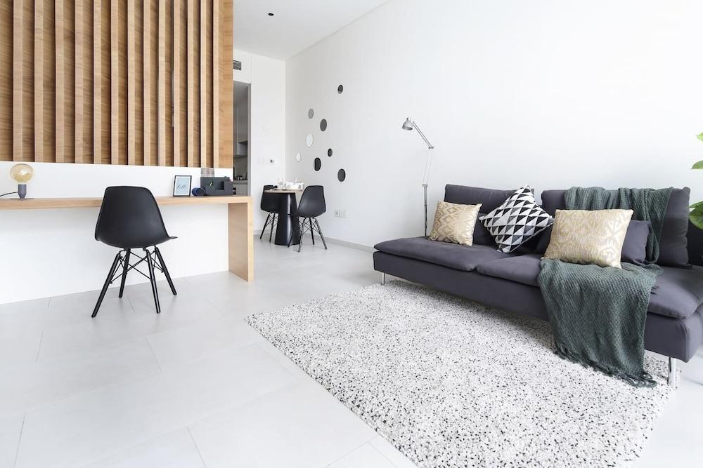 Modern & Adorable Studio w/ Spectacular Burj Khalifa Views!