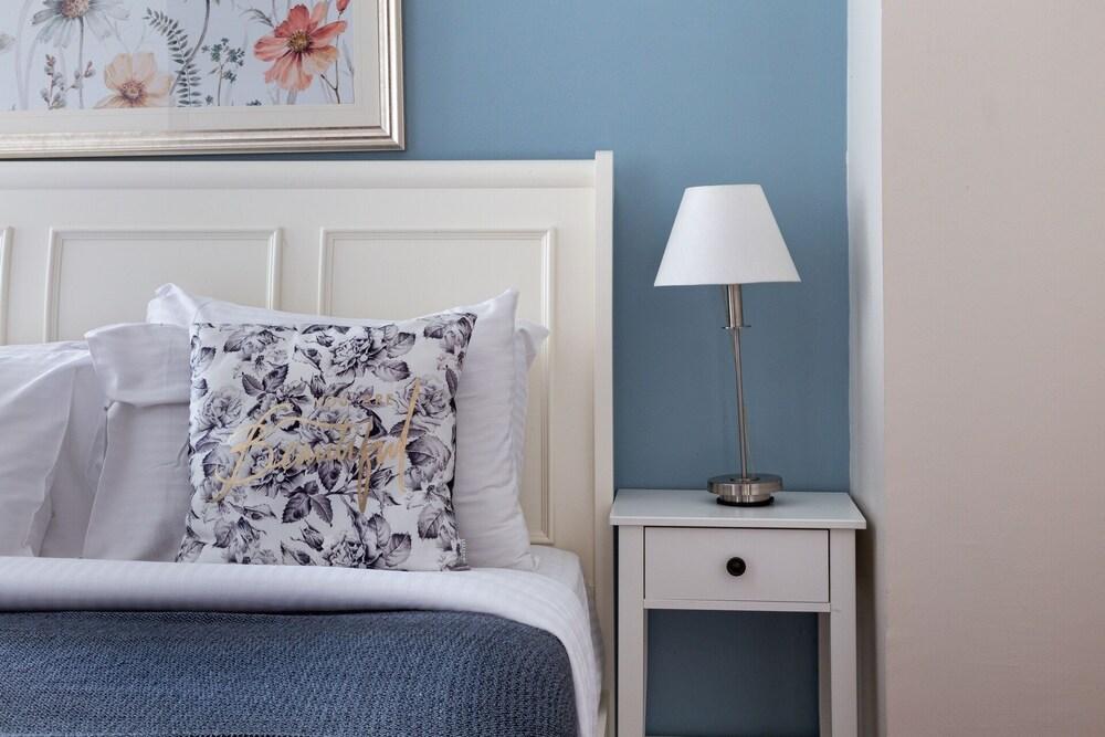 Magnificent Marina Views in This Elegant 3br!