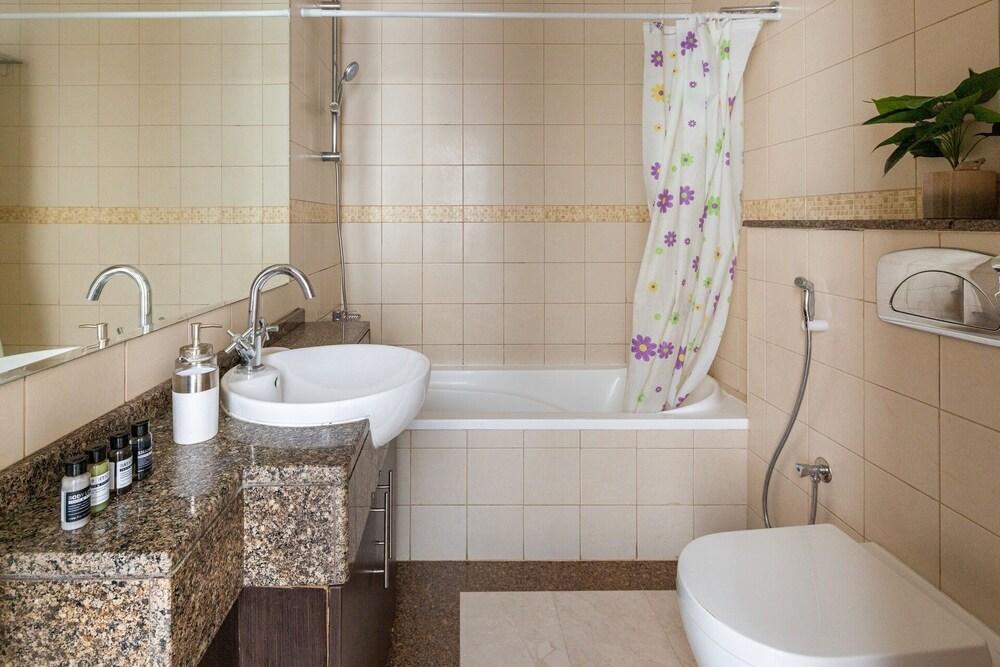 Modern Studio w/ Incredible Marina Views!