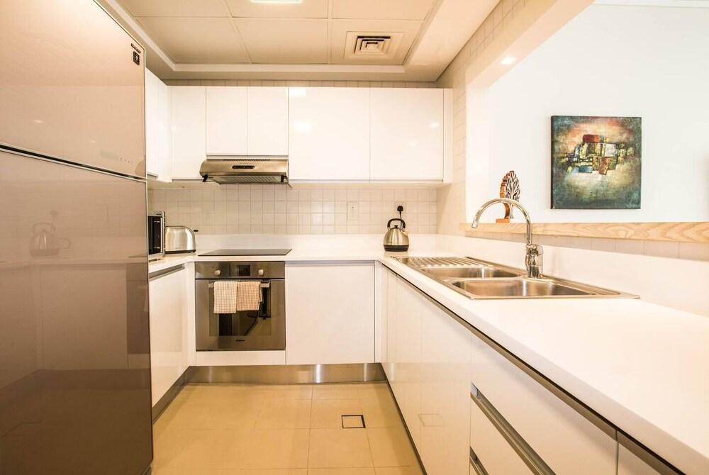 Upscale 1BR - Sea Views - Direct Beach Access!