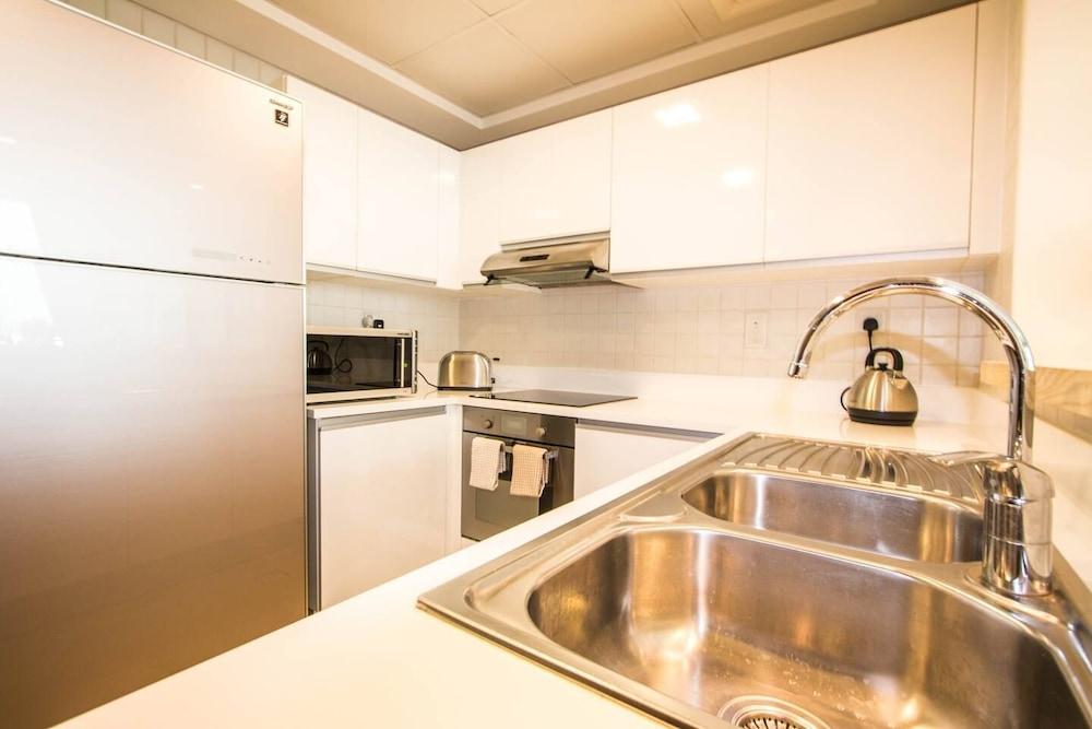 Upscale 1BR - Sea Views - Direct Beach Access!