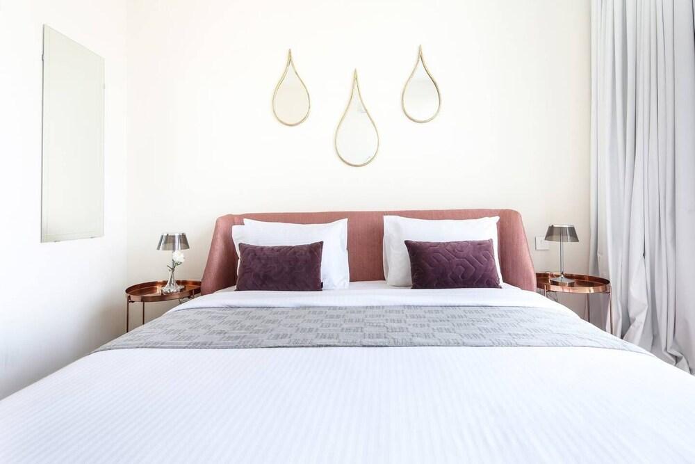 Superior + Luxurious 2BR - Sleeping 7!