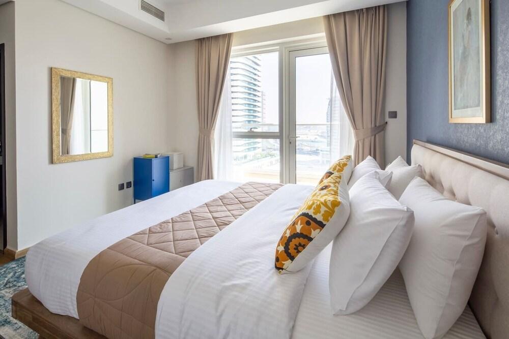 Stunning 2BR With Study in Prime Downtown Dubai - Sleeps 5!