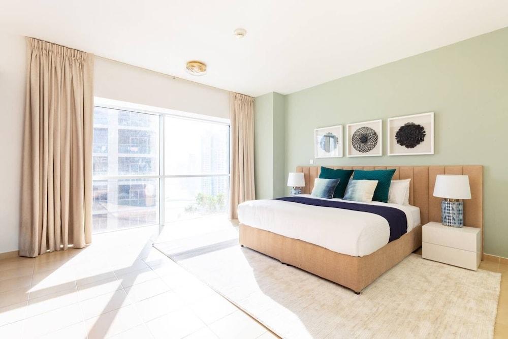 Visually Stunning 2BR in Dubai Marina - Sleeps 5!