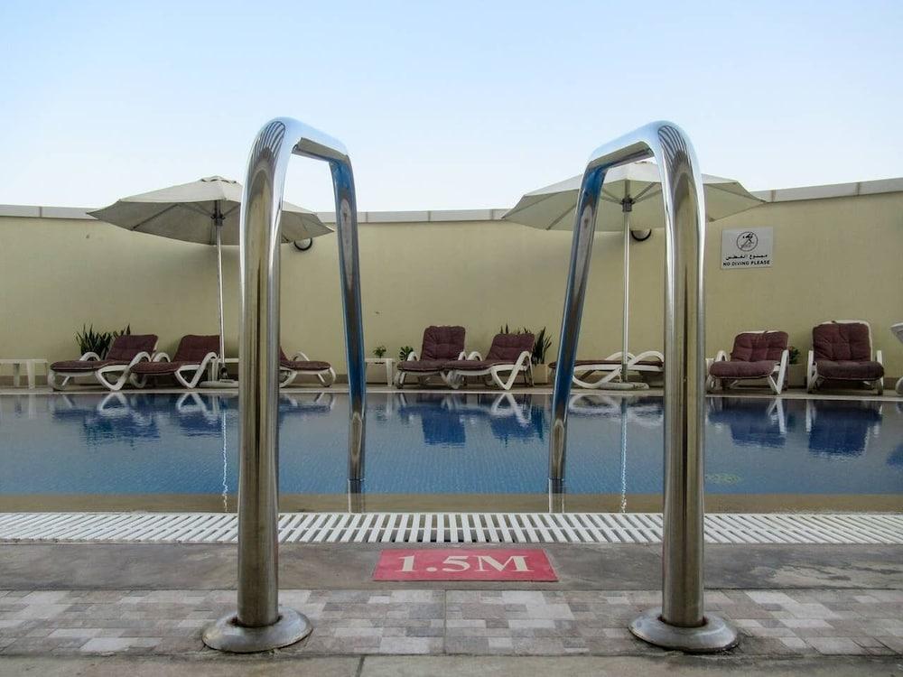 Stylish Studio Apartment in JLT With Lake Views!