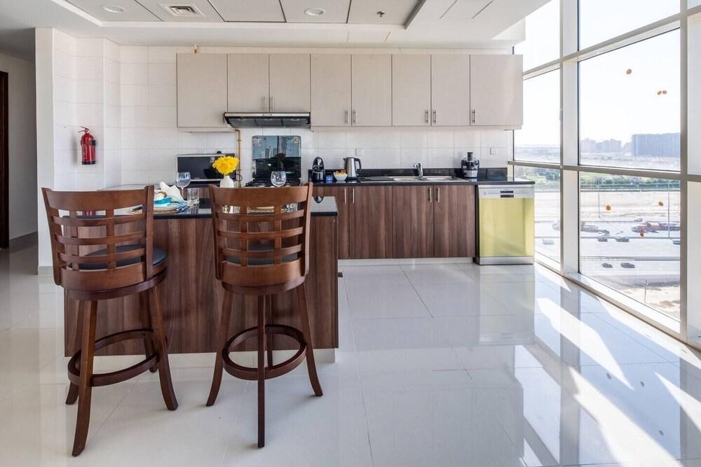 Premier 2BR Apartment in JVC Community - Sleeps 5!