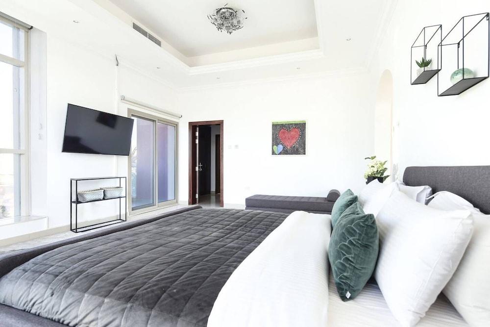 Spectacular Al Wasl Villa - With Private Pool