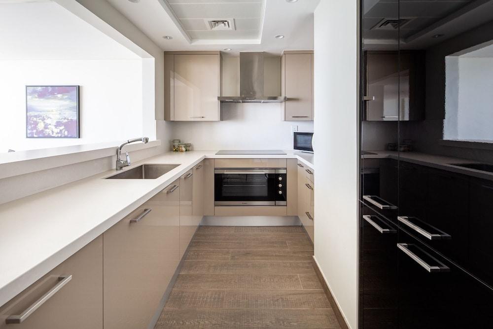 Premium 2BR w/ Direct Beach Access. Sea Views!