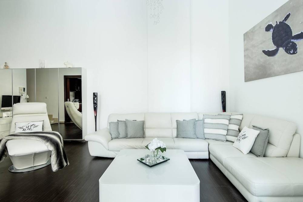 Unique 1BR Loft in Dubai Marina!