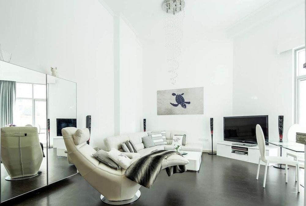 Unique 1BR Loft in Dubai Marina!