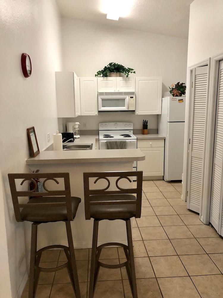 Three Bedroom Condo - 8841 GP - Vusa