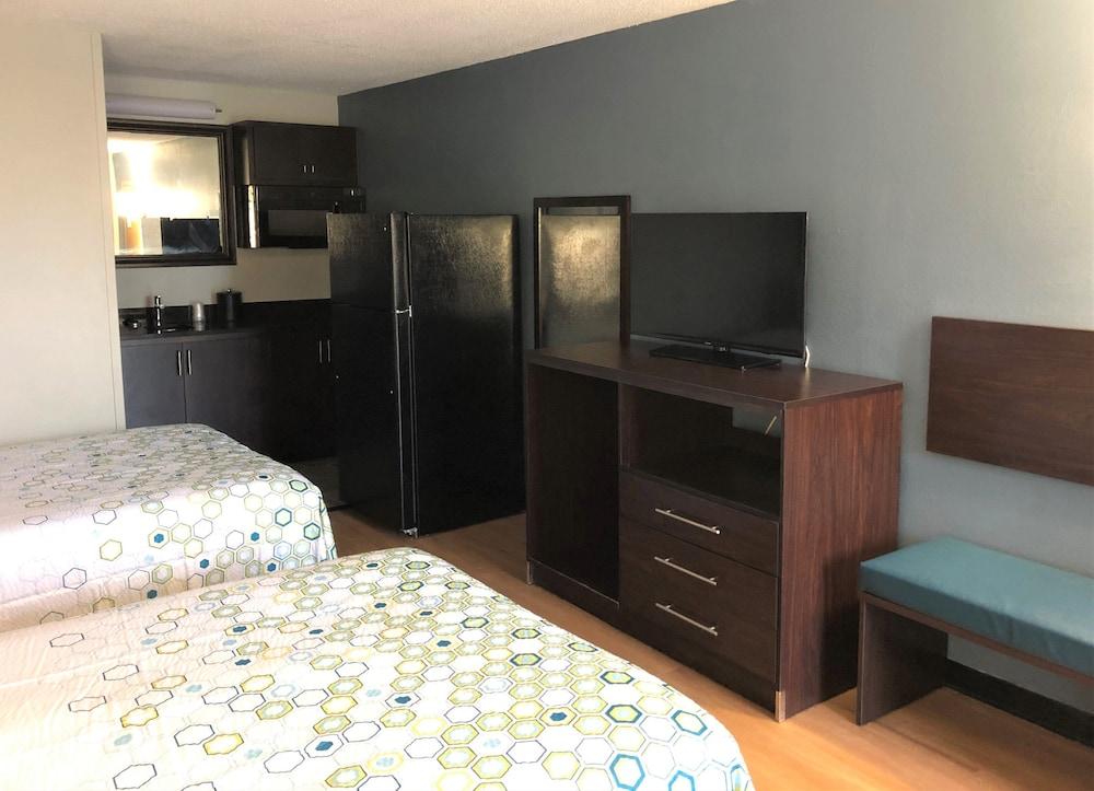 HomeTowne Studios By Red Roof Augusta