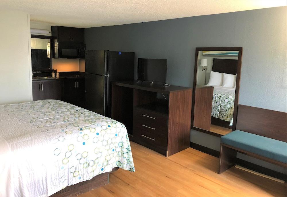 HomeTowne Studios By Red Roof Augusta