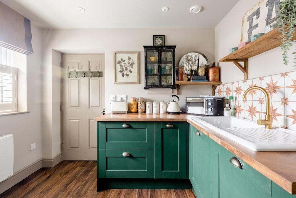 1 Bed Studio Sleeps 2 -patio -garden -dogs Ok