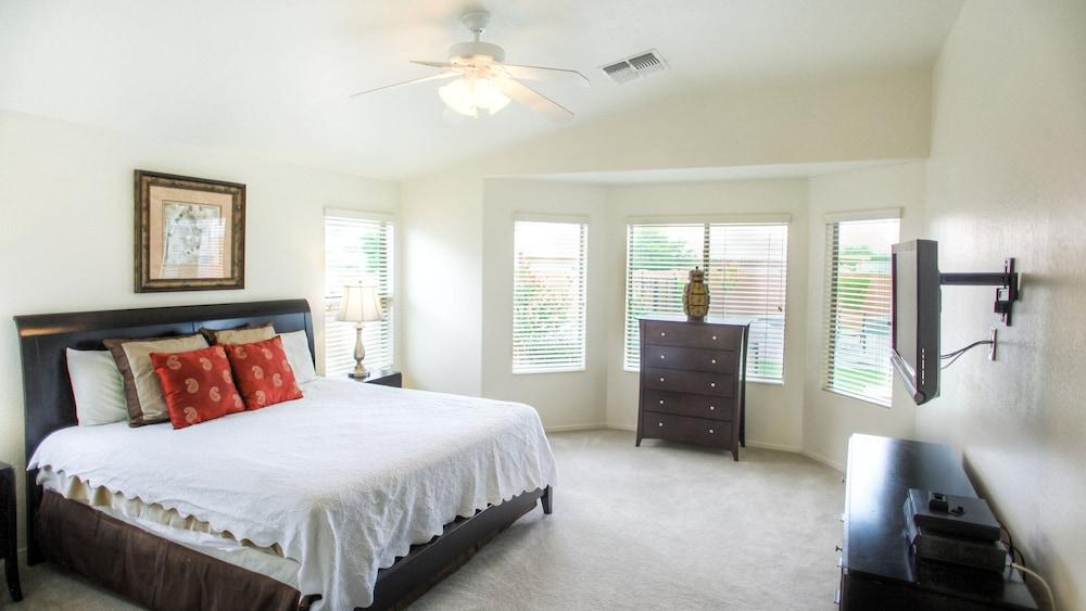 Near Great Shopping & Dining! Pool Table & Games!