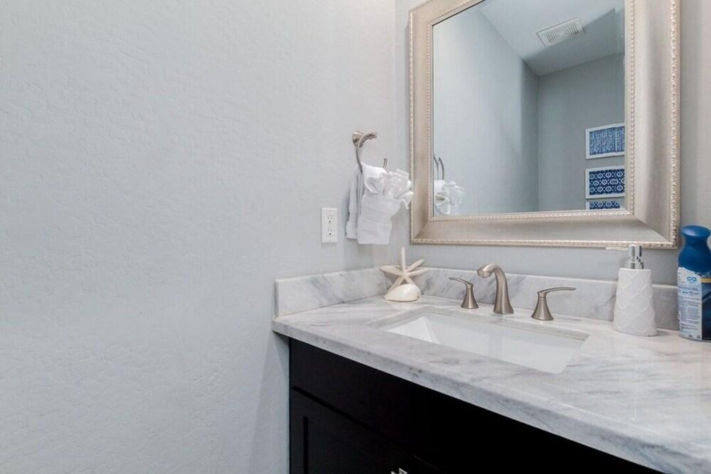 Walk to Hiking! Views - 5BR - Remodeled