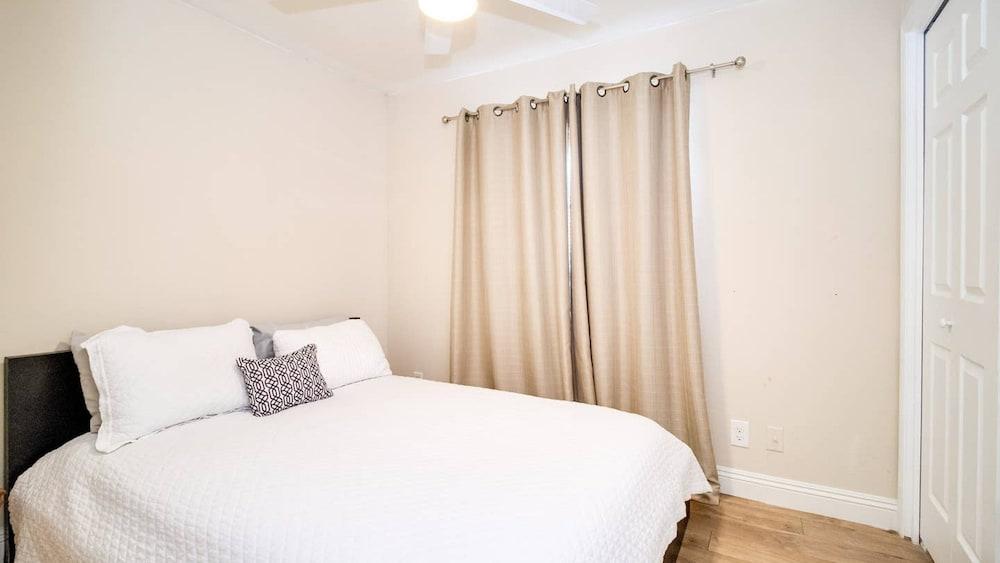 North Phoenix 6 Bedroom With Guest House & Pool!