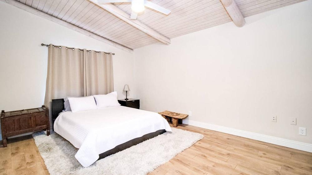 North Phoenix 6 Bedroom With Guest House & Pool!