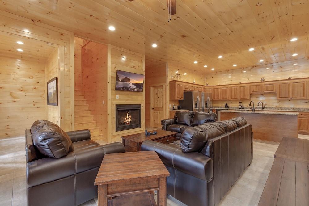 Smoky Mountain Splash by Jackson Mountain Rentals