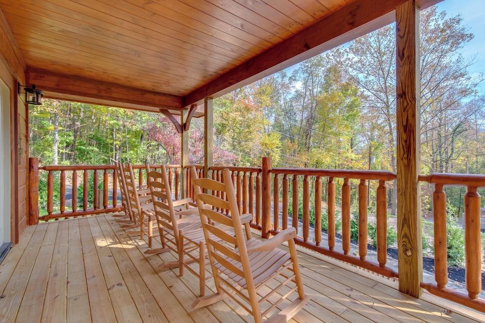 Smoky Mountain Splash by Jackson Mountain Rentals