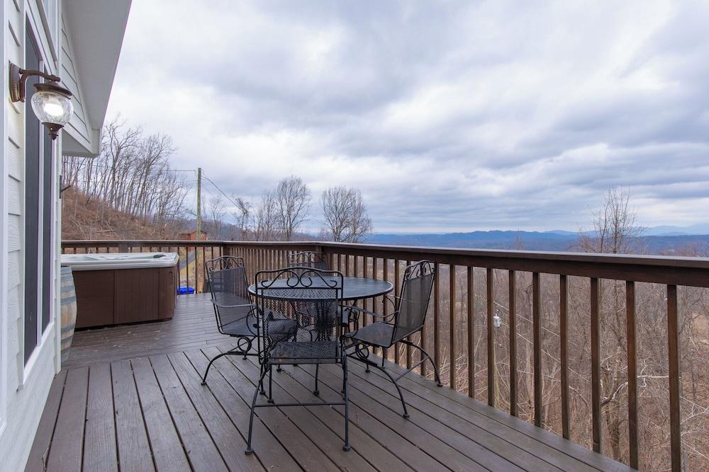 Kickback Kabin by Jackson Mountain Rentals