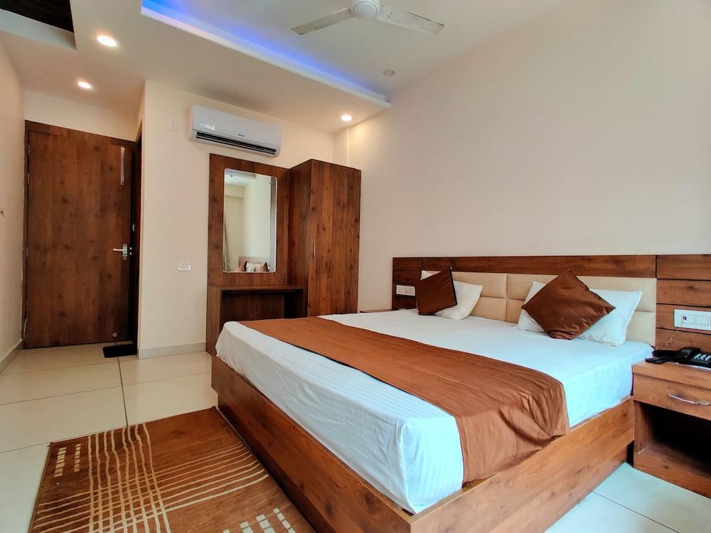 Hotel Divine Residency
