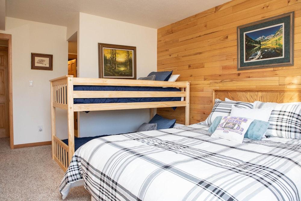 1622 Quicksilver 2 Bedroom Townhouse by RedAwning