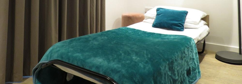 Tudors eSuites Five Ways Terrace Parking