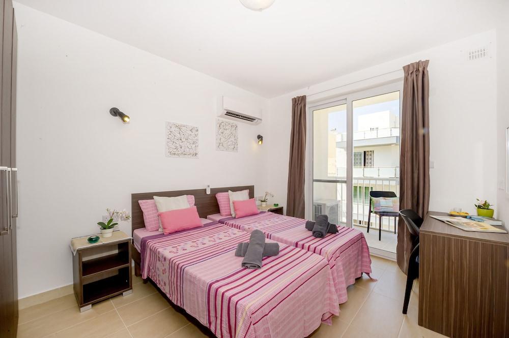 Summer Breeze with Panoramic terrace by Getaways Malta