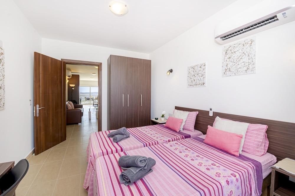 Summer Breeze with Panoramic terrace by Getaways Malta