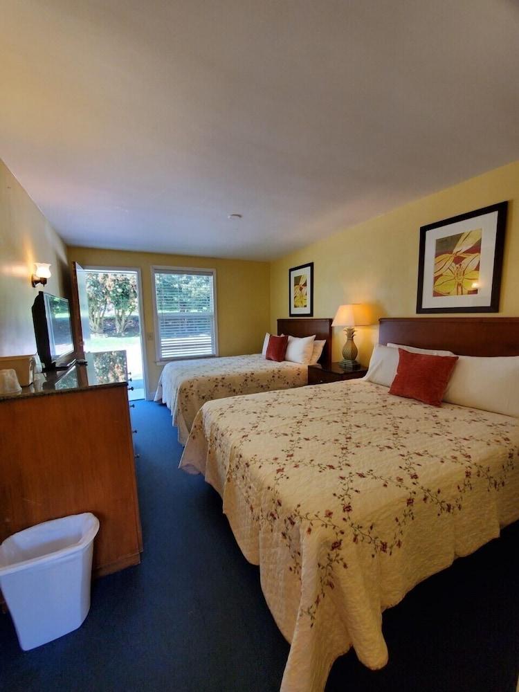 Geneva Hotel & Tiki Bar