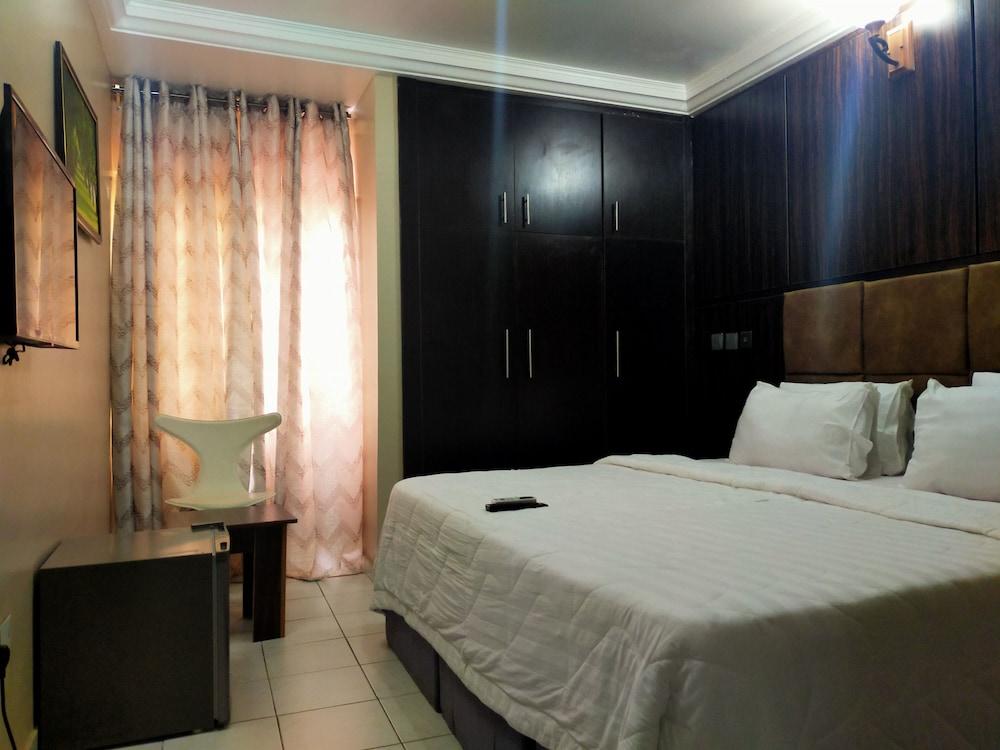 Pameec Luxury Suites Utako