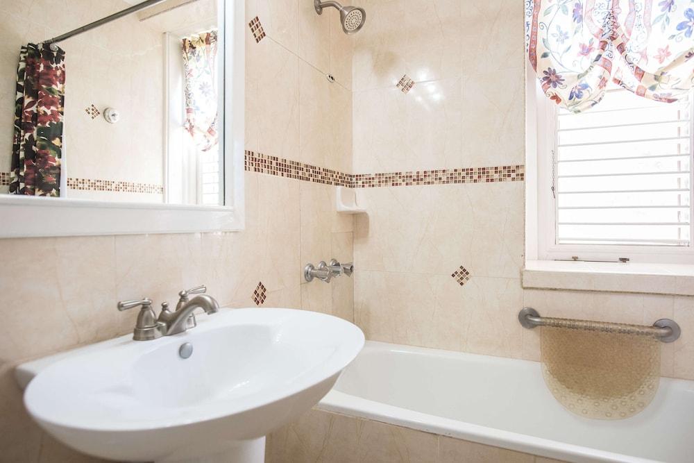 Sandcastles Bed & Breakfast Hotel