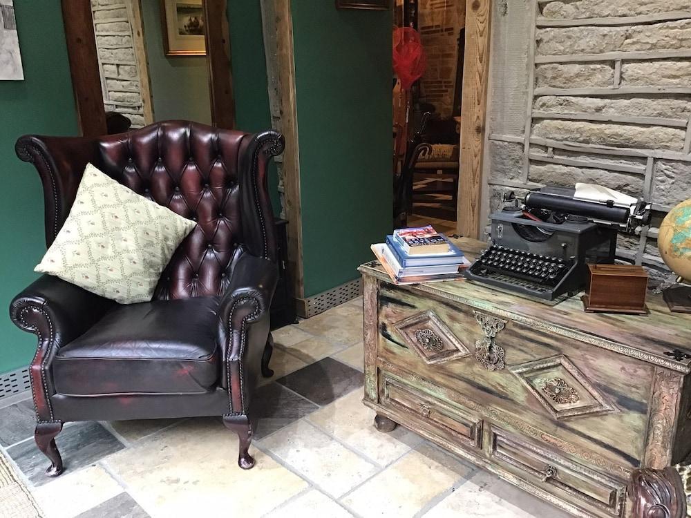 1940s Riverside Apartment