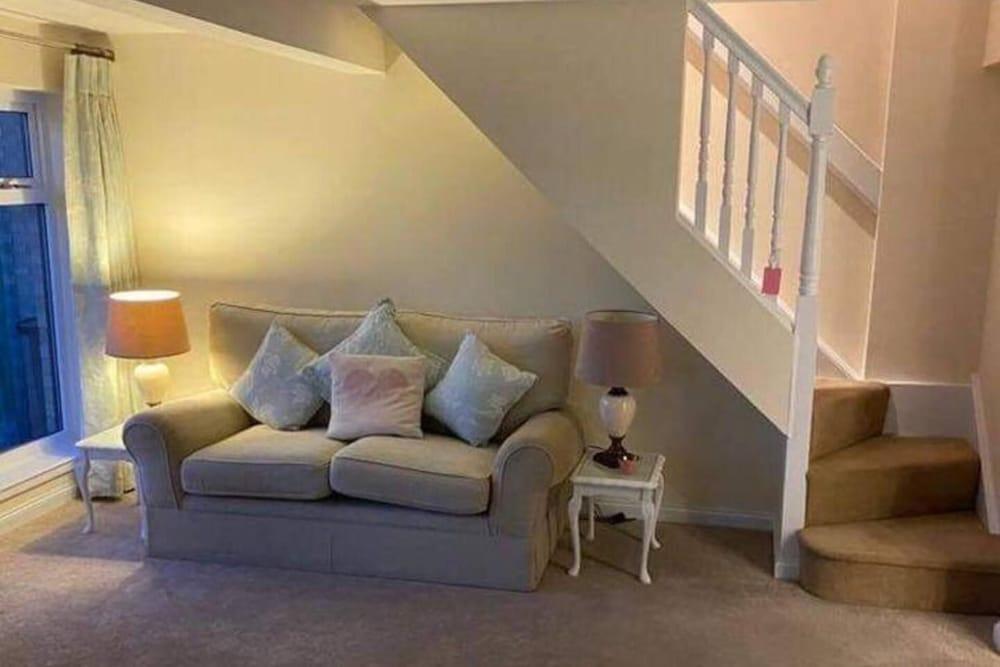 1 Bed House - Central, Free Parking, Wifi