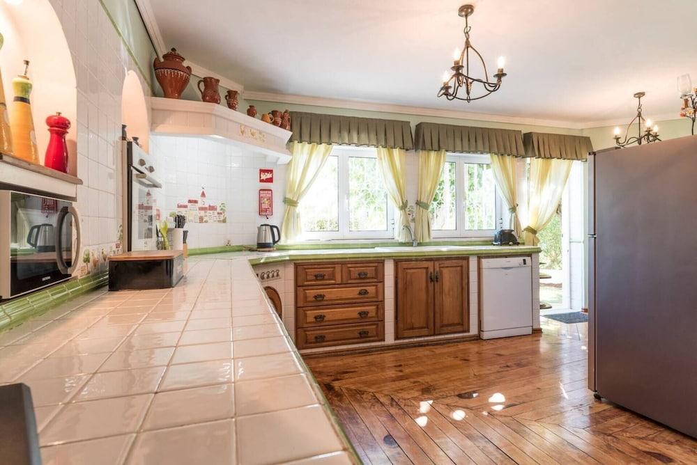 Immaculate 3-bed Villa in Guia Private Pool