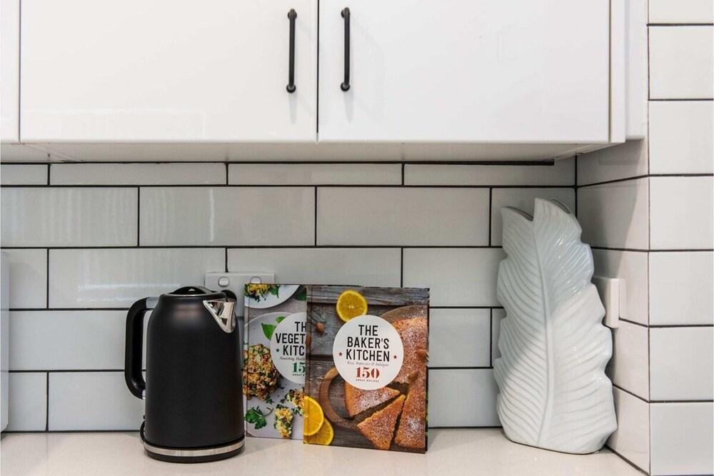 Bright 1BR Apartment Close to Foreshore & Cbd