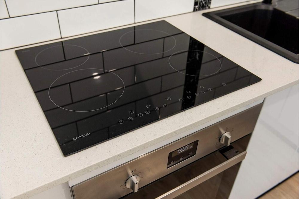 Executive 1BR Suite - Close to Foreshore & Cbd