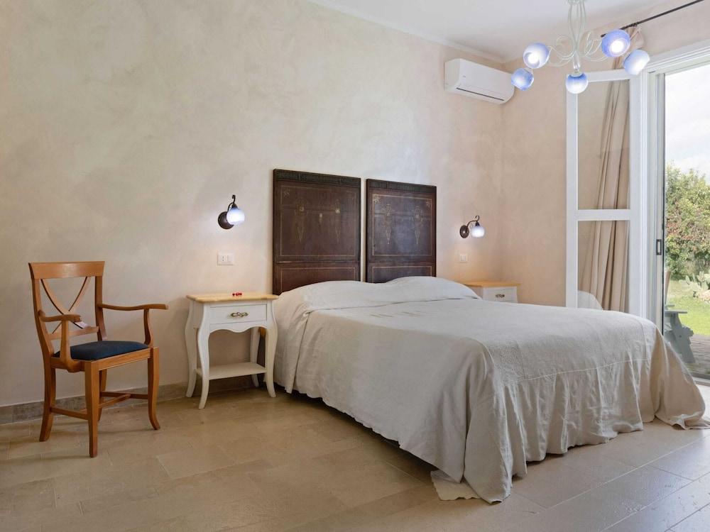 Farmhouse in Noto With Pool and Garden