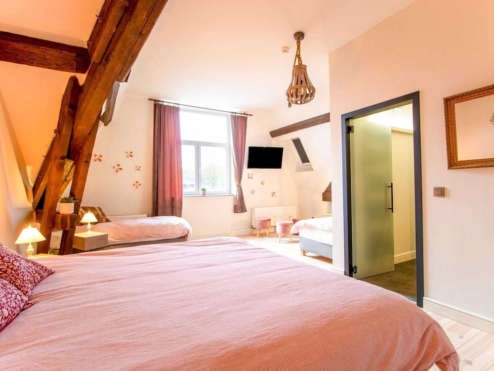 Wellness Castle With Cinema Bliss