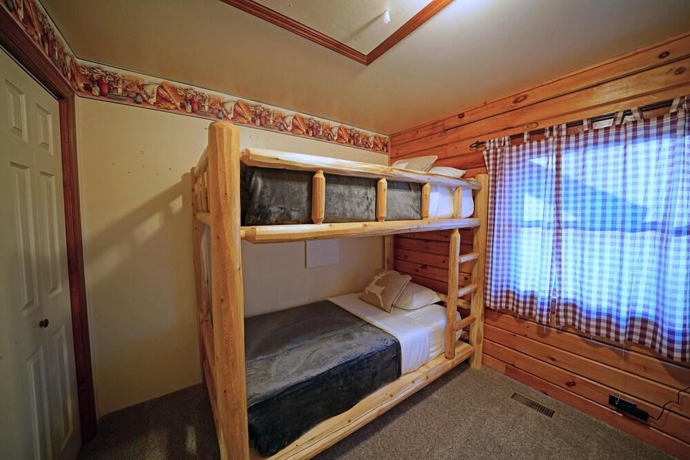 Lazy Bear Lodge ~ Mountain Views ~ Pool Table