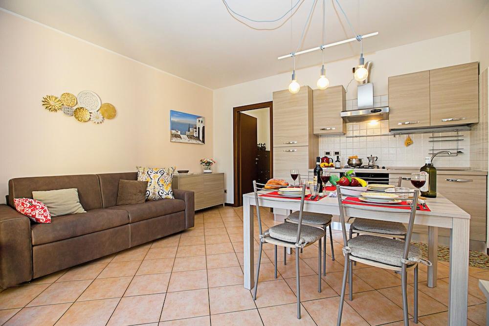 Borgo Degli Ulivi shared pool- 200m lake