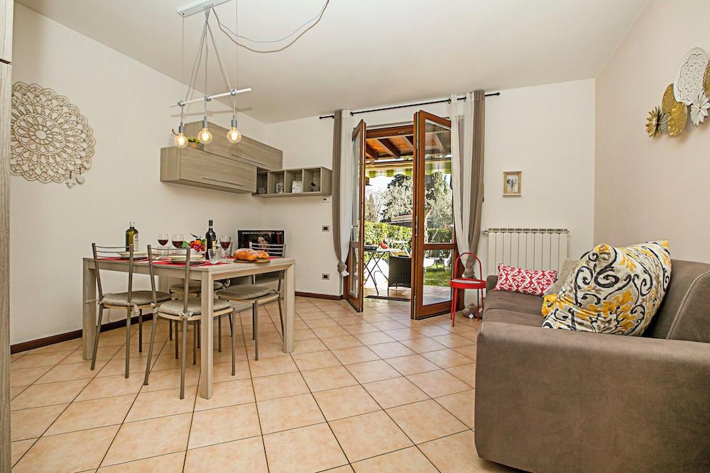 Borgo Degli Ulivi shared pool- 200m lake