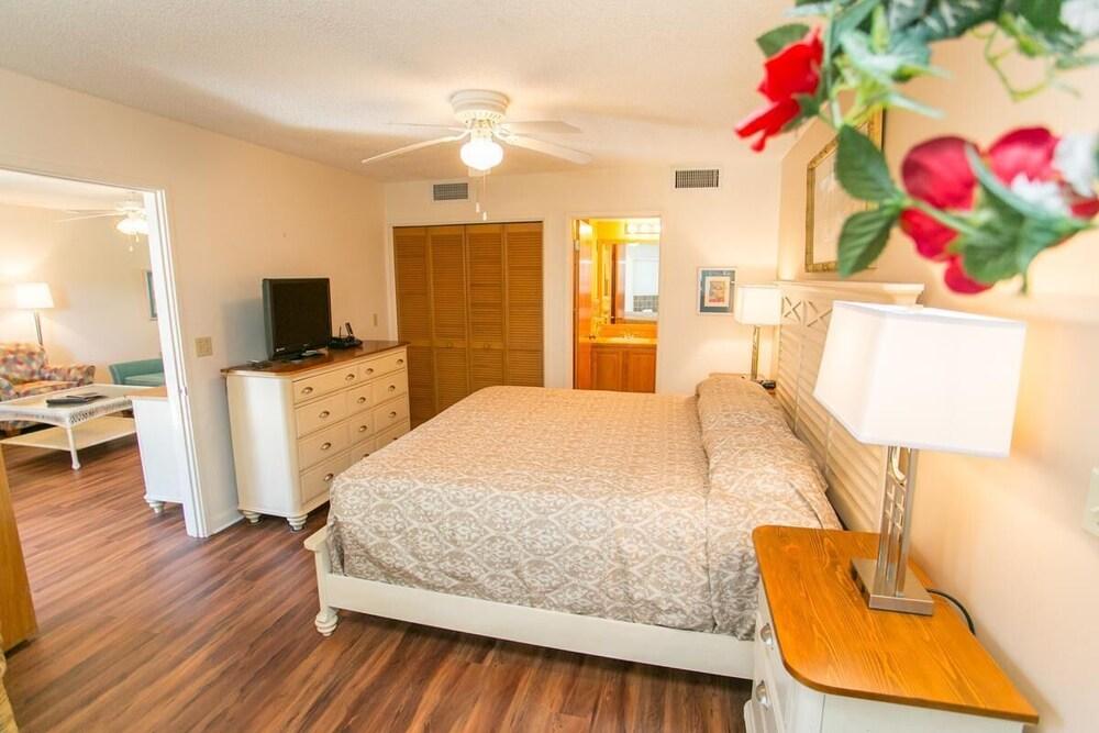 Hibiscus E204 Free Activities, Oceanfront, Wifi, 3 Pools