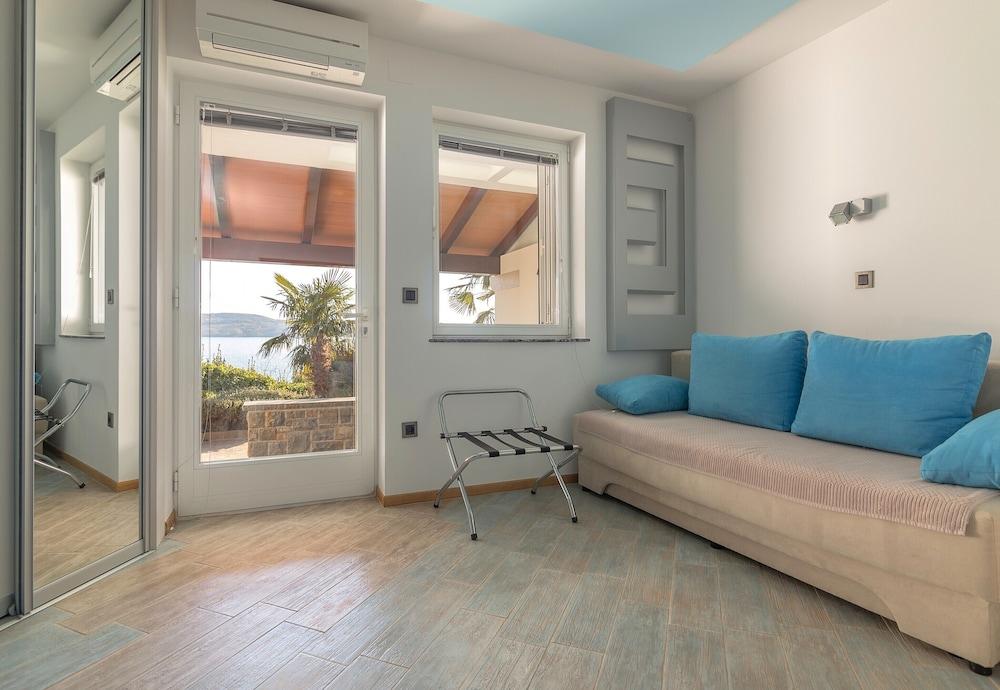 Pool Studio Debeli Rtič 1