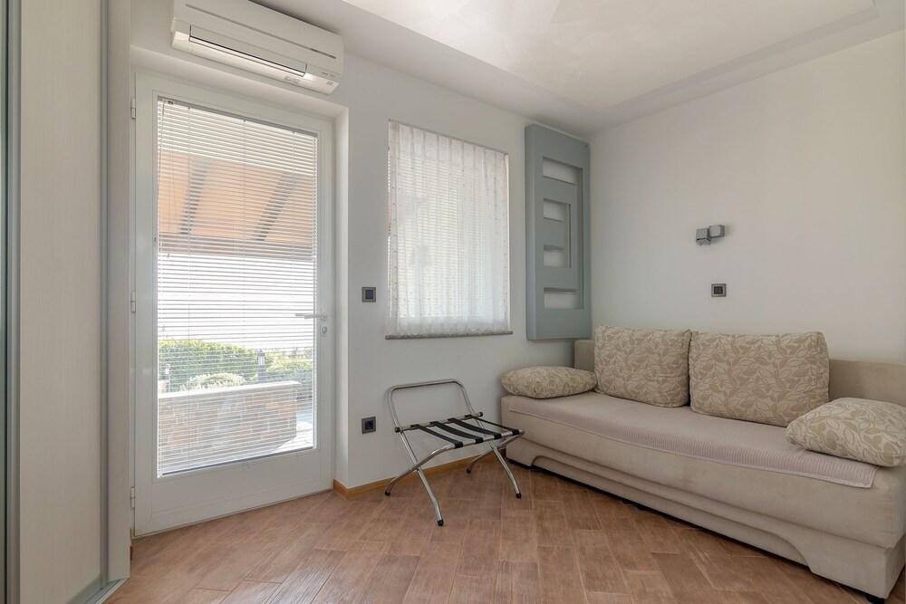 Pool Studio Debeli Rtič 2